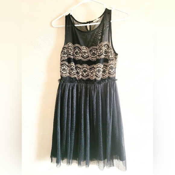 En creme black and gold mini unique dress. Size S - Picture 7 of 15